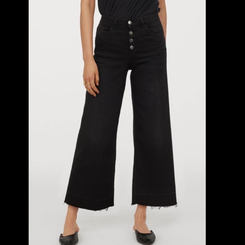 H&M black cropped jeans. Size 6.